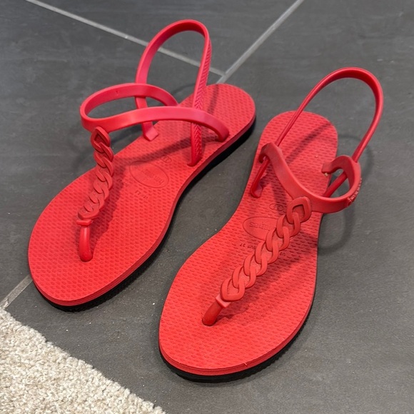 Havaianas Shoes - Vibrant Red T-Strap Sandals with Braided Detail